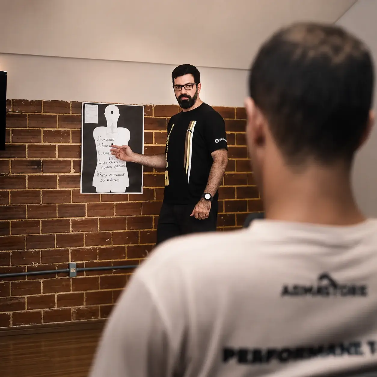 Instrutor conduzindo formação em sala de aula